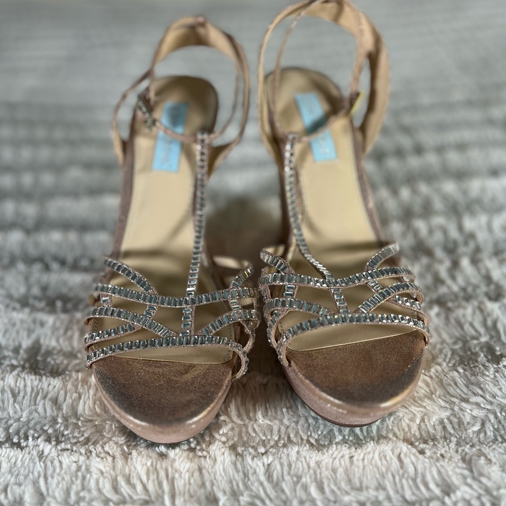 Blue by Betsey Johnson Ember Wedge Sandals Rhinestone Straps size 9 NEW - Picture 2 of 7